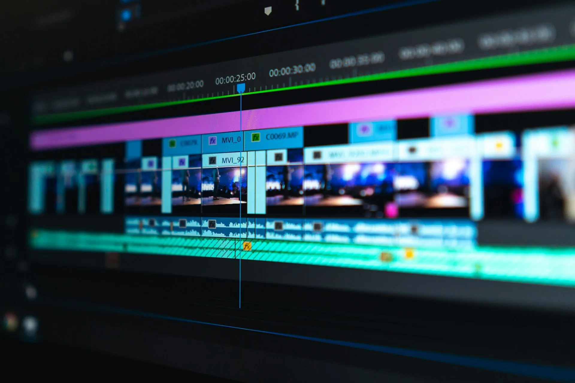 Línea de tiempo de edición de vídeo en la pantalla de un ordenador