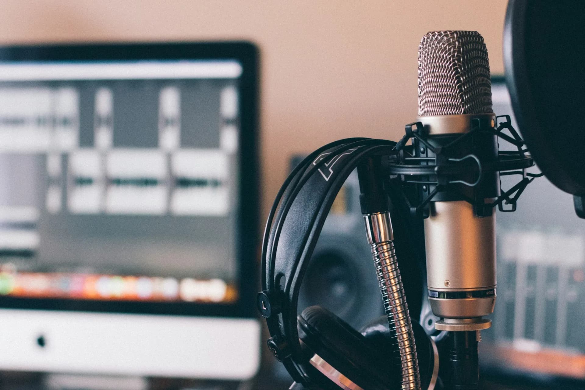 Estudio de podcast con micrófono profesional y auriculares listos para grabar una entrevista