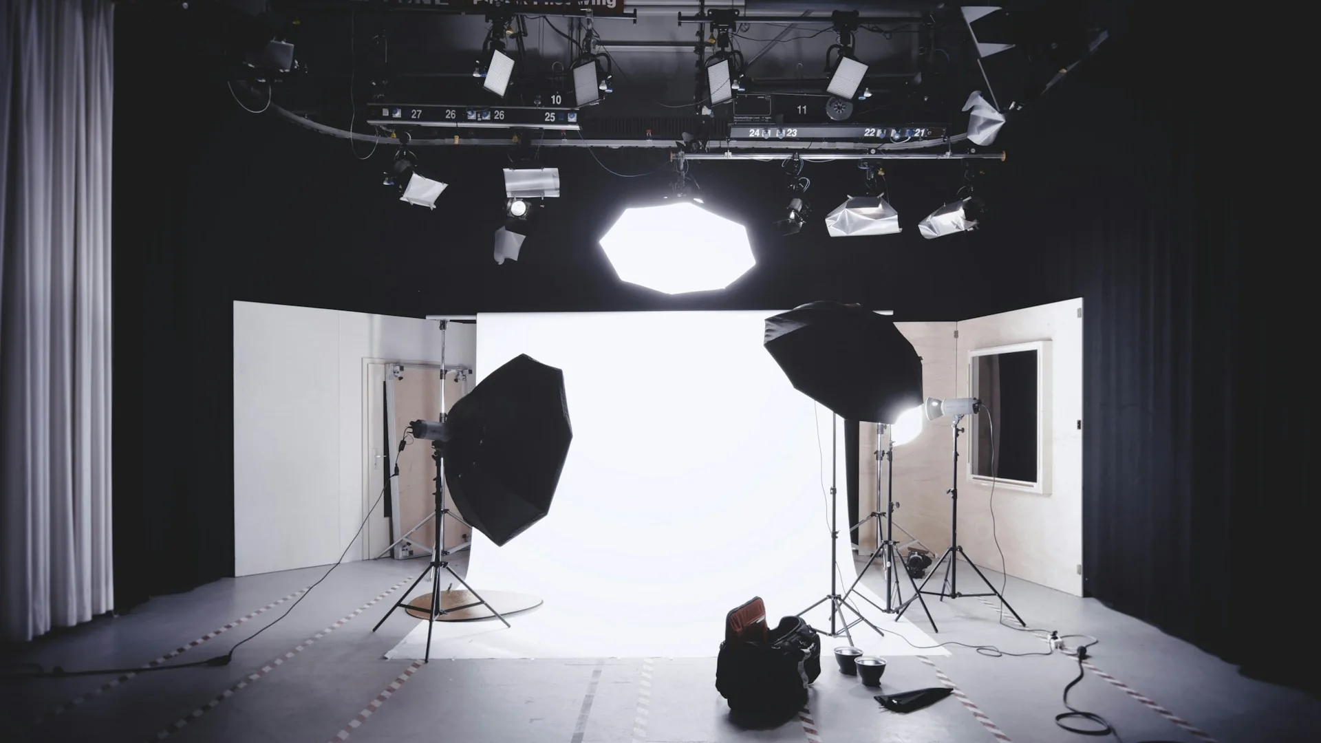Set de estudio con cámara y focos preparado para grabar anuncios