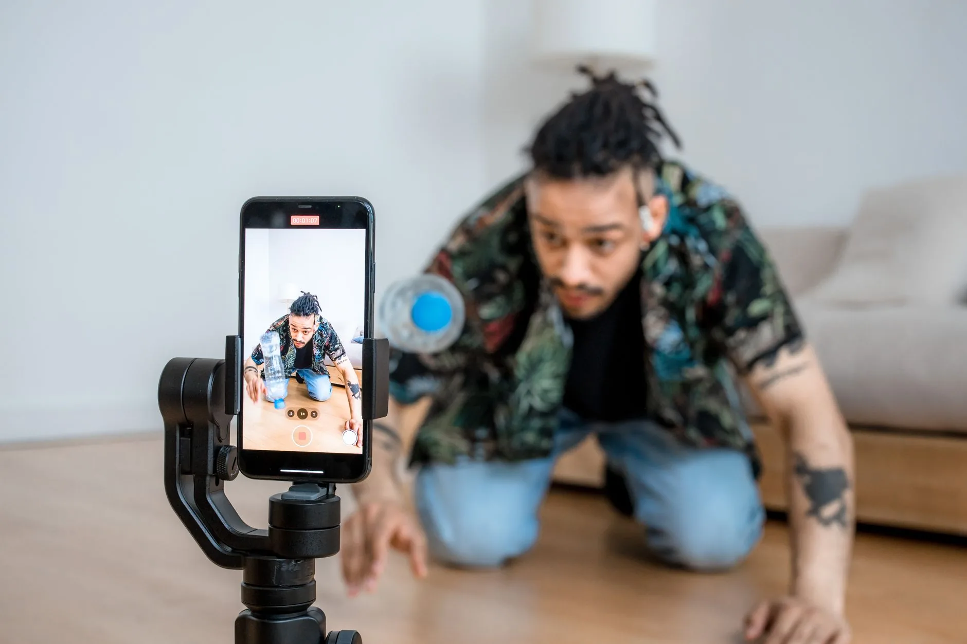 Persona grabando contenido para redes sociales con smartphone en estabilizador