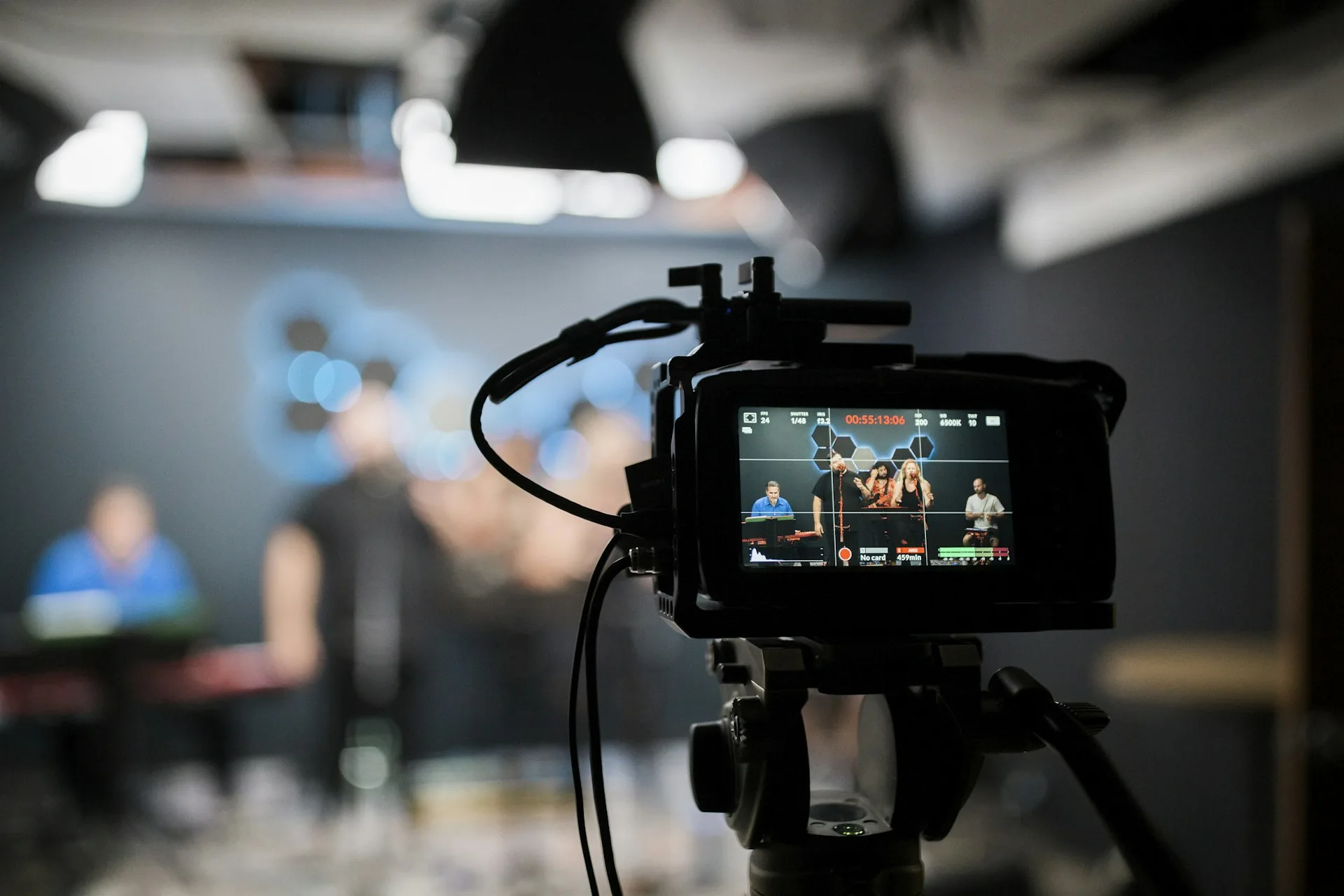 Cámara de vídeo grabando una sesión en un set de producción