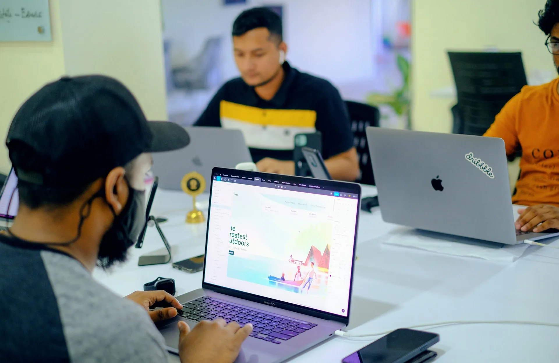 Persona trabajando con un portátil en una página web de una agencia digital